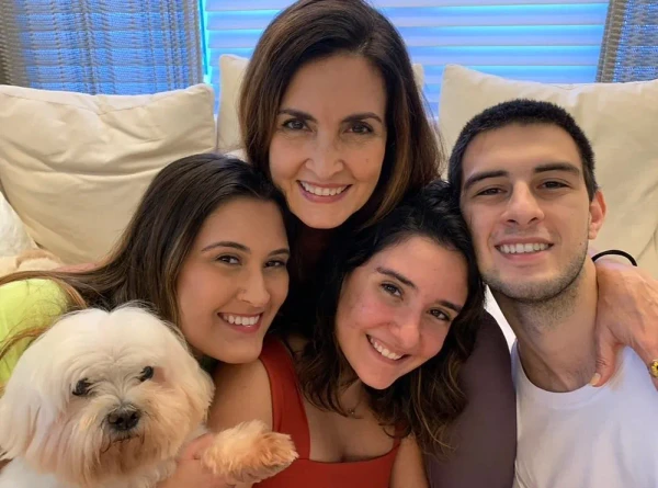 Fátima Bernardes e os filhos  por Reprodução/Redes Sociais 