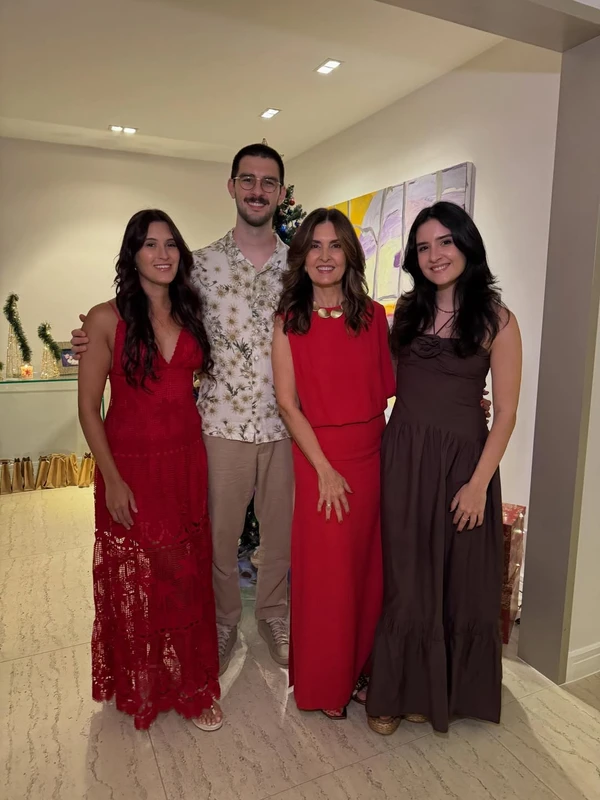 Fátima Bernardes e os filhos  por Reprodução/Redes Sociais 