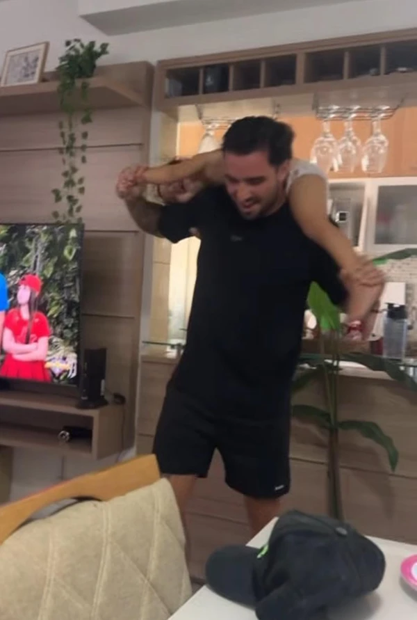 Homem é baleado na cabeça enquanto levava filho para escolhinha de futebol por Web