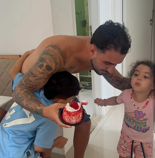 Homem é baleado na cabeça enquanto levava filho para escolhinha de futebol por Web