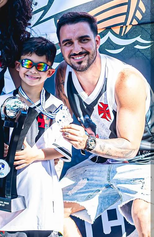 Homem é baleado na cabeça enquanto levava filho para escolhinha de futebol por Web