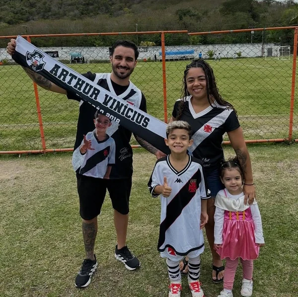 Homem é baleado na cabeça enquanto levava filho para escolhinha de futebol por Web