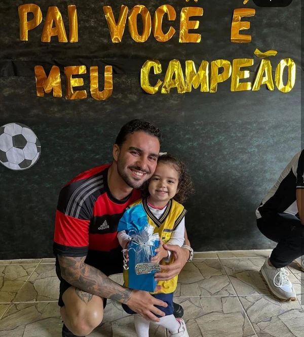 Homem é baleado na cabeça enquanto levava filho para escolhinha de futebol por Web