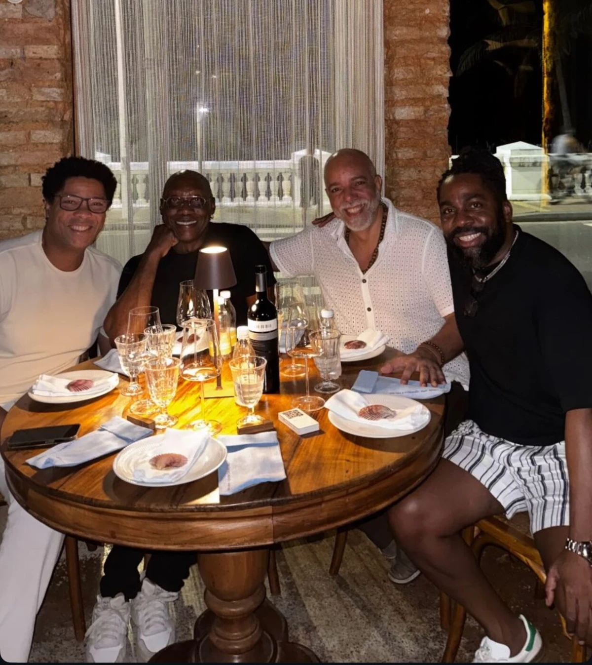 Lázaro Ramos janta com amigos no Rio Vermelho durante passagem por Salvador por Reprodução/Redes Sociais 