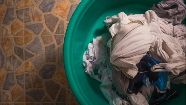 Deixar a roupa molhada e abafada dentro do tambor da máquina por horas é pedir para o cheiro azedar. O ideal é estender assim que o ciclo terminar. Se a correria não deixar, pelo menos mantenha a tampa da máquina aberta para o ar circular. por Pexels
