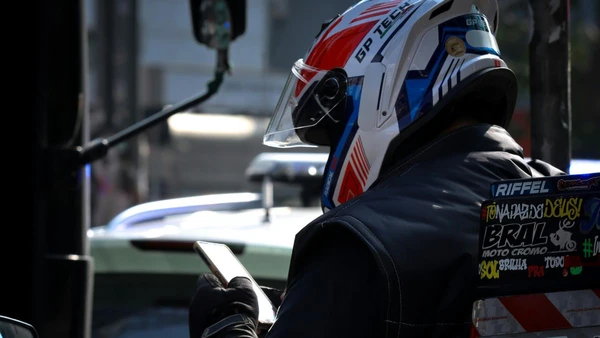 Quem trabalha com app precisa redobrar o cuidado — uma irregularidade sutil na CNH pode trazer consequências sérias, inclusive perda do veículo por Pexels, Nascimento JR