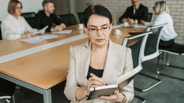 Presença feminina cresce no setor público, mas disparidade salarial ainda marca a carreira de muitas servidoras.