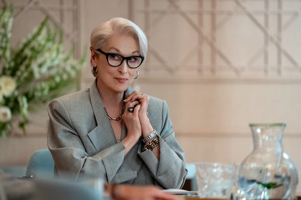 No novo longa, Miranda Priestly precisa lidar com as mudanças no mundo editorial por Divulgação
