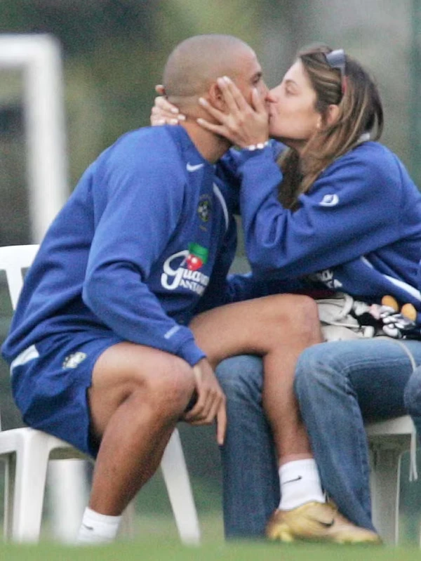 O jogador Ronaldo Fenômeno e a modelo Daniele Cicarelli em agosto de 2004  por Reprodução/Vanderlei Almeida