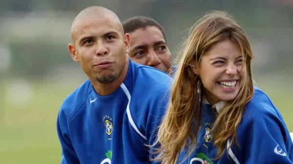 Ronaldo com a então namorada Daniella Cicarelli, em agosto de 2004, meses após o começo do relacionamento por Reprodução/Bruno Domingos/Reuters