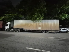 Imagem - Bandidos interceptam caminhão com carga de R$ 800 mil, fazem motorista refém e trocam tiros com polícia em Salvador