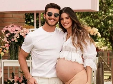 Imagem - Camila Queiroz mostra rosto da filha pela 1ª vez e impressiona com semelhança com o pai; veja foto