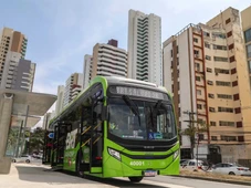 Imagem - Linhas de ônibus têm rotas alteradas após cratera em avenida de Salvador; veja mudanças