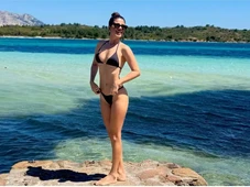 Imagem - Aos 41 anos, Paula Fernandes posa de biquíni e mostra corpão em praia paradisíaca na Itália