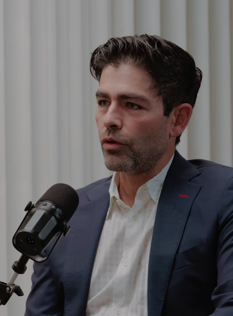 Ator Adrian Grenier por Reprodução | Instagram