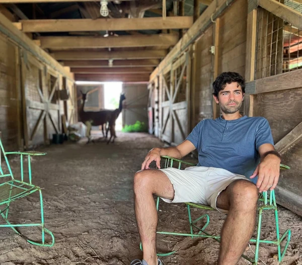 Ator Adrian Grenier por Reprodução | Instagram