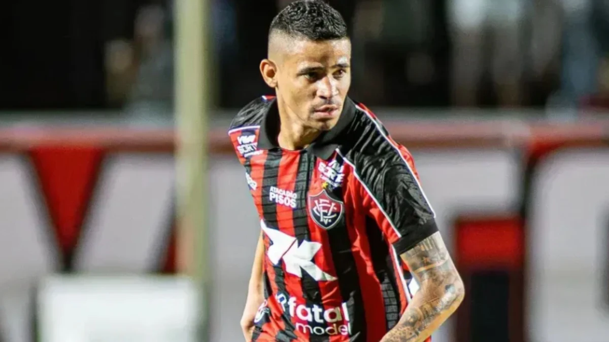 Atacante foi suspenso após criticar a arbitragem