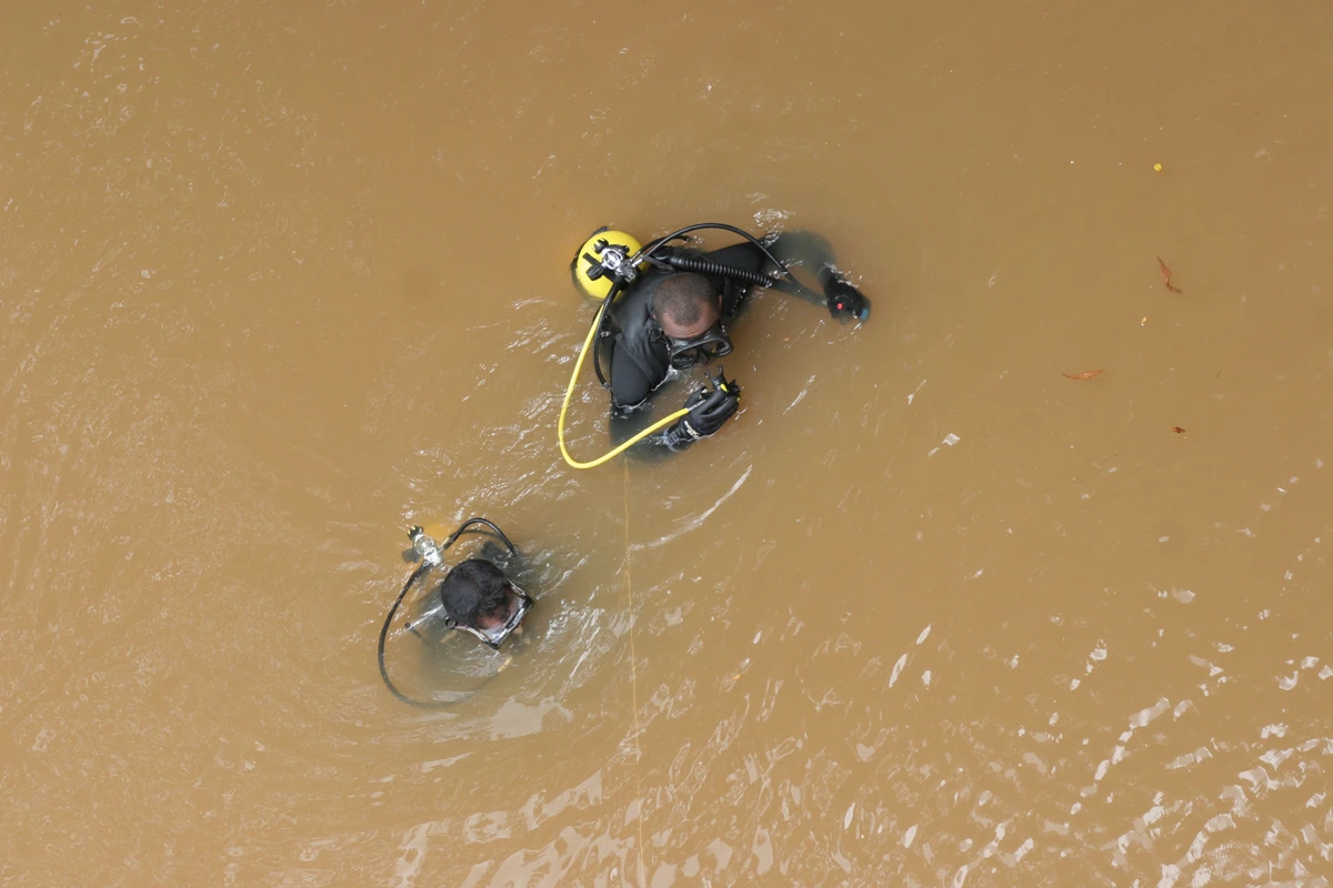 Buscas pelas vítimas no Rio Joanes por Arquivo CORREIO