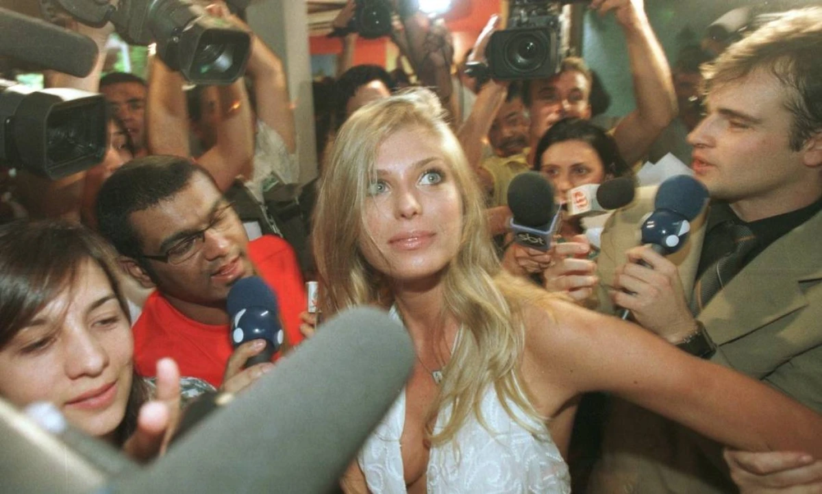 Em 2005, na volta do casamento de Ronaldo Fenômeno e Daniella Cicarelli, do qual foi convidada a se retirar: cercada de repórteres por Reprodução/Eliaria Andrade