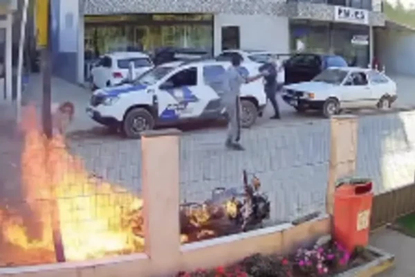 Homem deixou mãe em estado grave ao botar fogo em moto por Reprodução