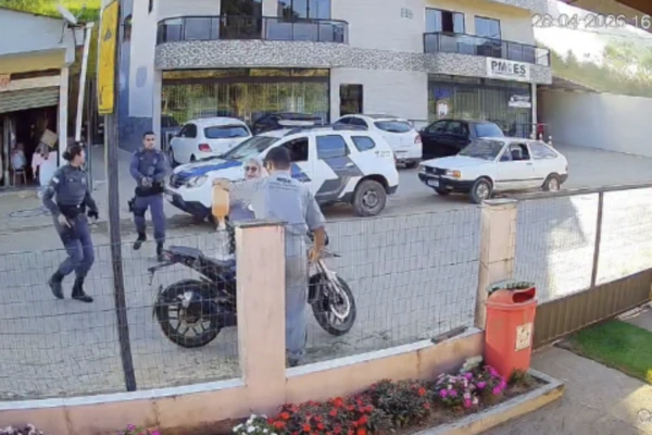 Homem deixou mãe em estado grave ao botar fogo em moto por Reprodução