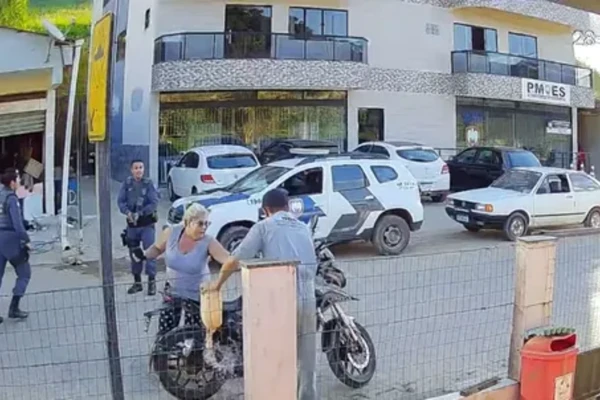 Homem deixou mãe em estado grave ao botar fogo em moto por Reprodução