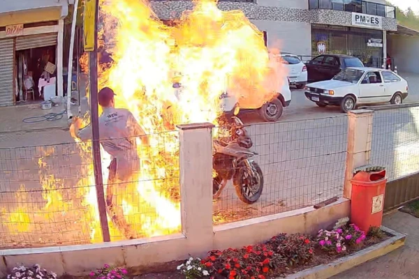 Homem deixou mãe em estado grave ao botar fogo em moto por Reprodução