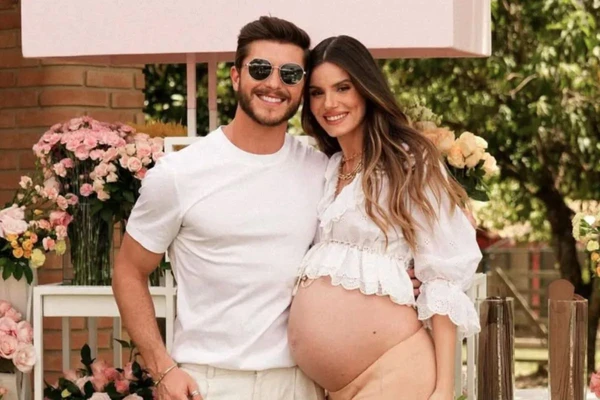 Klebber Todelo e Camila Queiroz