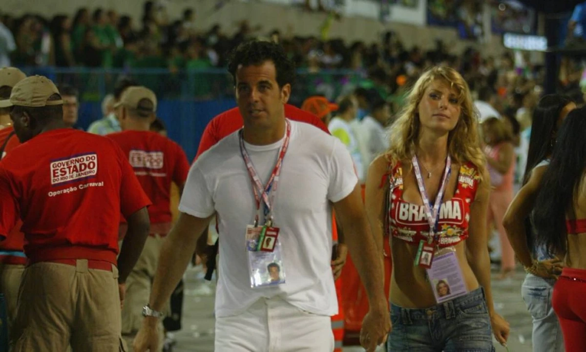 Na Sapucaí, com Alvaro Garnero, com quem namorou: os dois trabalharam juntos na Rede TV! por Reprodução/Alexandre Cassiano