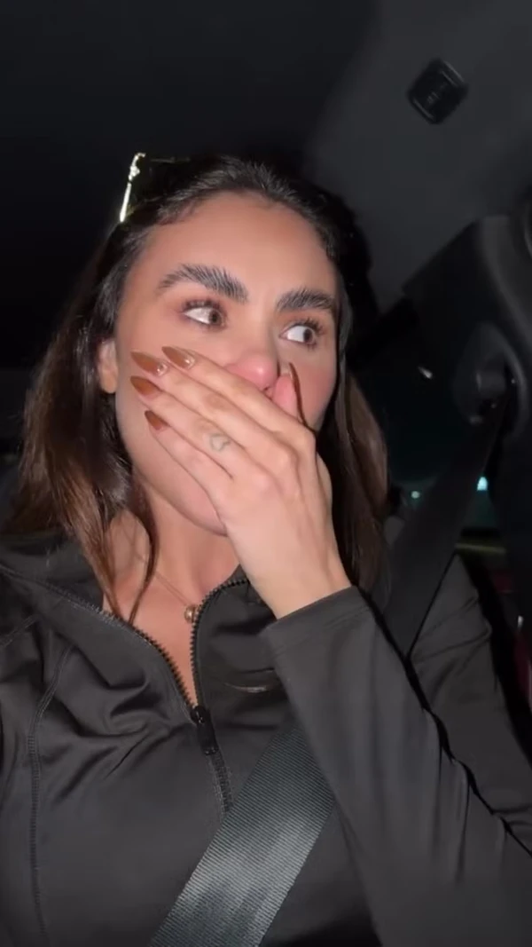 Natacha Horana mostra marca de bala em seu carro por Reprodução/Instagram