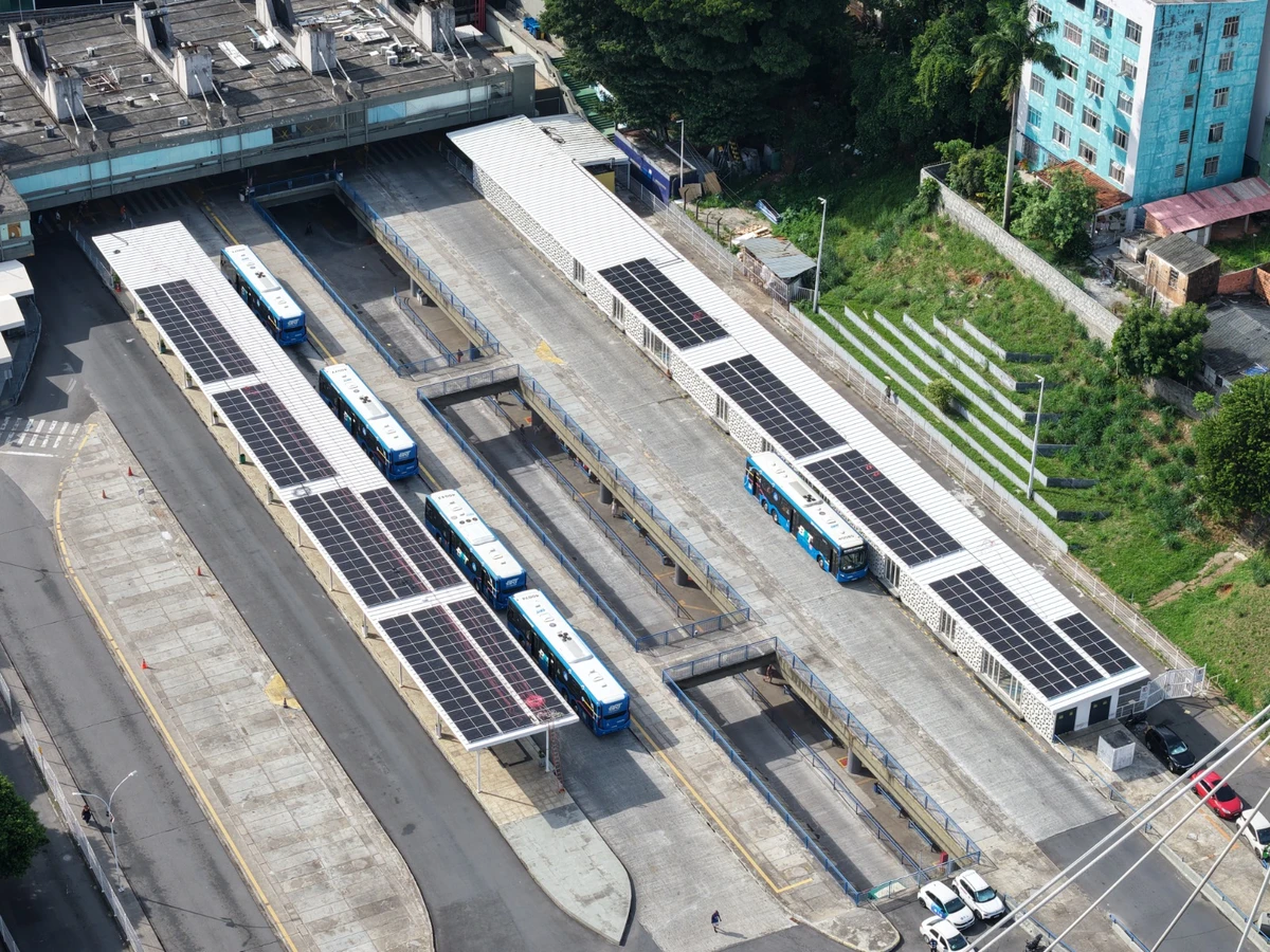 Paineis de energia solar na Estação da Lapa