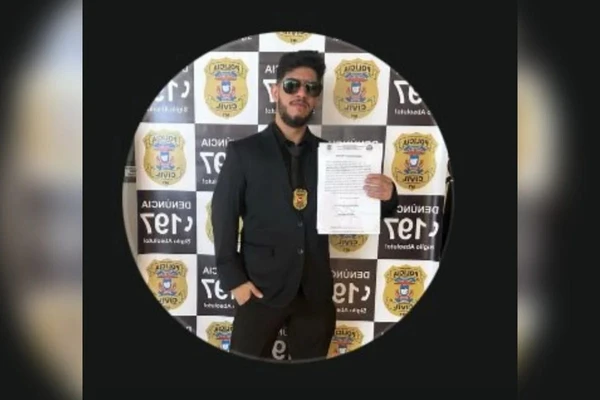 “Policial Novinho”: escrivão da PC é indiciado após postar foto em site de acompanhnetes com farda da corporação por Redes Sociais