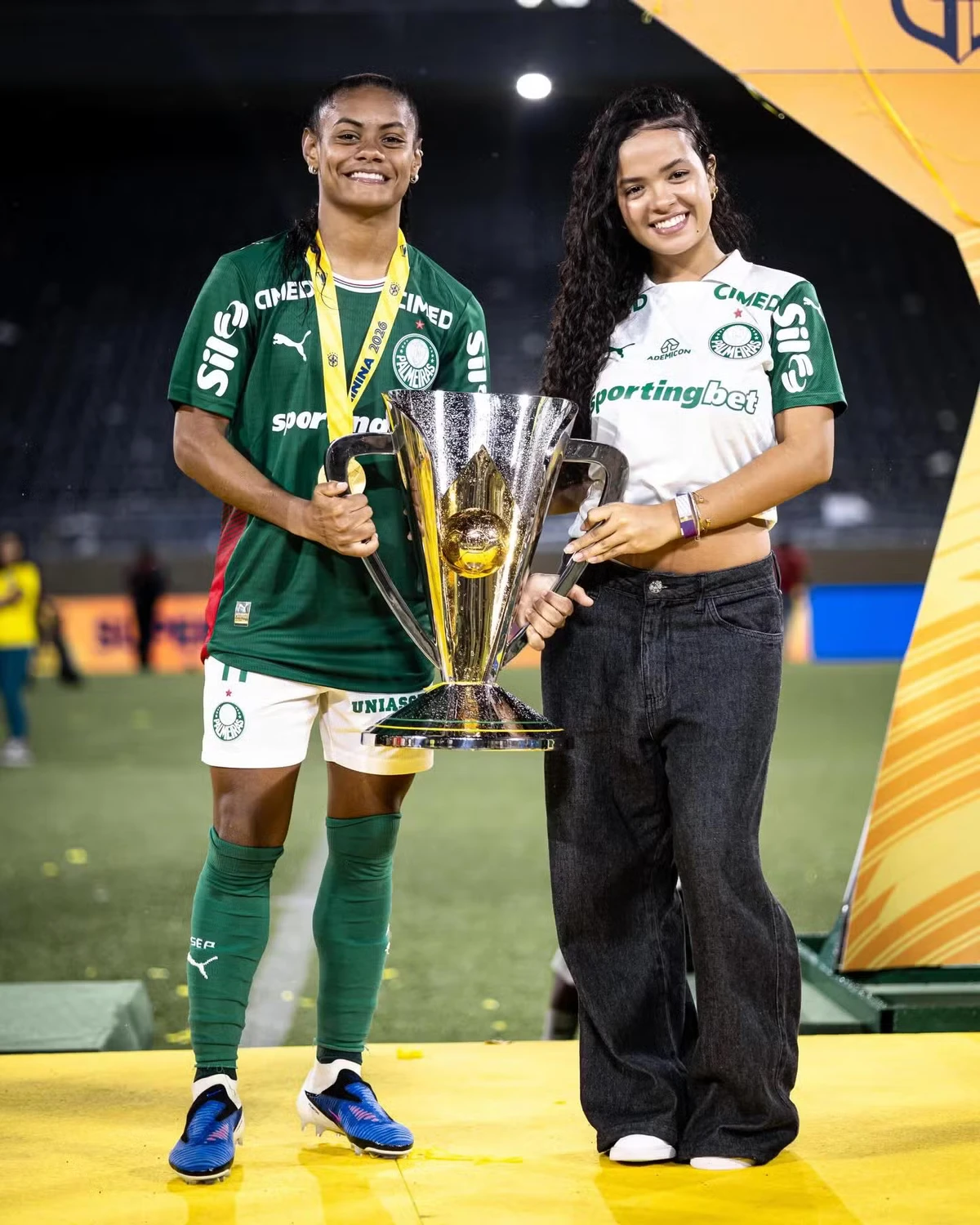 Tainá Maranhão e a namorada, Isabela Bueno por Reprodução