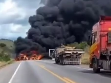Imagem - Acidente com quatro veículos provoca incêndio e interdita a BR-116 na Bahia