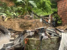 Imagem - Mãe e filho de 6 anos morrem após deslizamento de terra em Recife