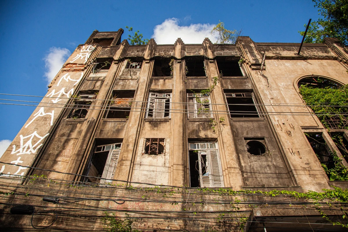 Abandonado há mais de 30 anos, Cine Jandaia vira símbolo da decadência do Centro de Salvador por Sora Maia