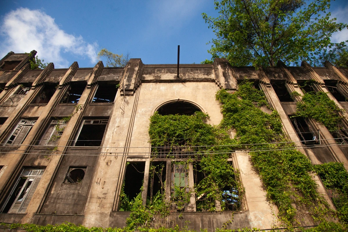 Abandonado há mais de 30 anos, Cine Jandaia vira símbolo da decadência do Centro de Salvador