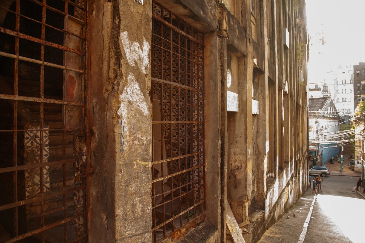 Abandonado há mais de 30 anos, Cine Jandaia vira símbolo da decadência do Centro de Salvador por Sora Maia