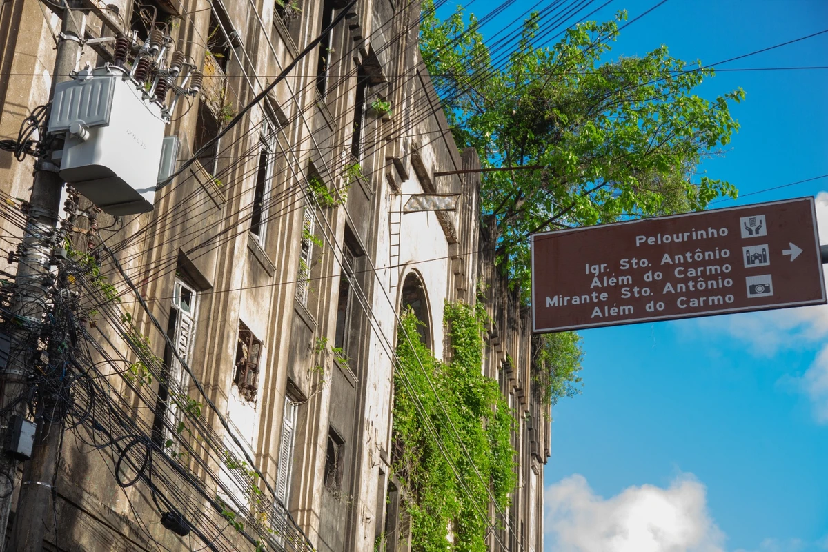 Abandonado há mais de 30 anos, Cine Jandaia vira símbolo da decadência do Centro de Salvador por Sora Maia