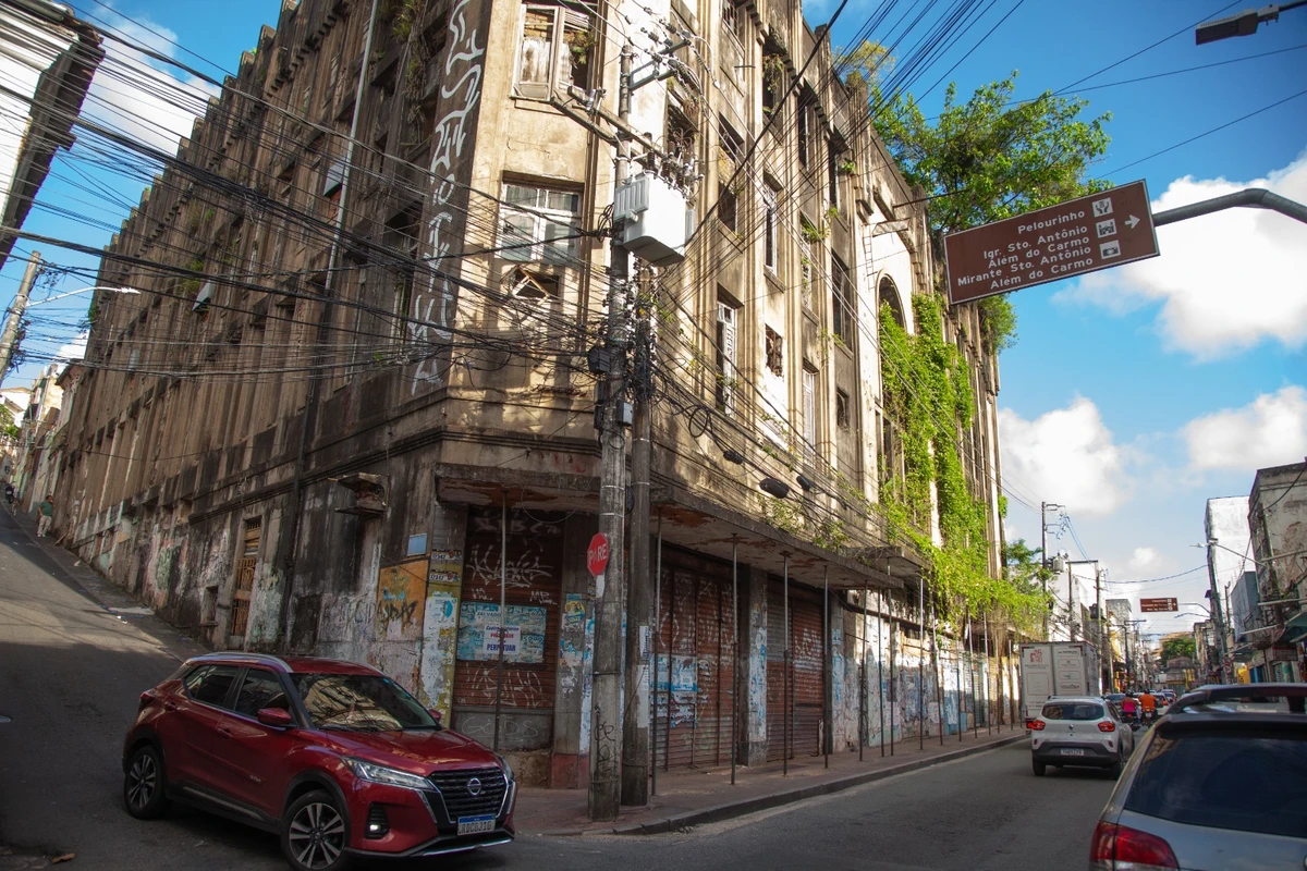 Abandonado há mais de 30 anos, Cine Jandaia vira símbolo da decadência do Centro de Salvador por Sora Maia