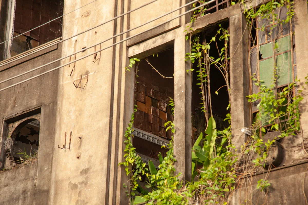 Abandonado há mais de 30 anos, Cine Jandaia vira símbolo da decadência do Centro de Salvador por Sora Maia