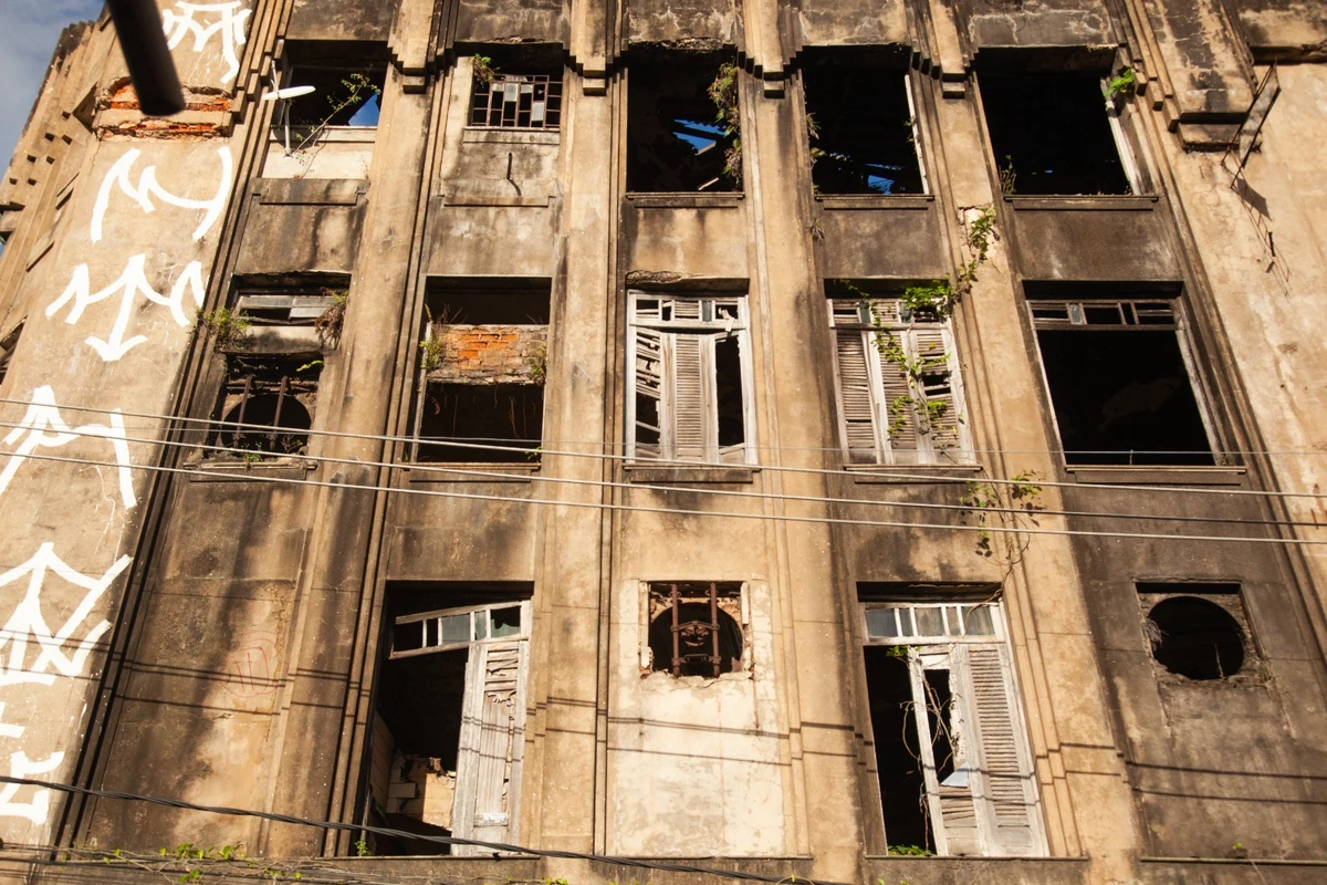 Abandonado há mais de 30 anos, Cine Jandaia vira símbolo da decadência do Centro de Salvador por Sora Maia