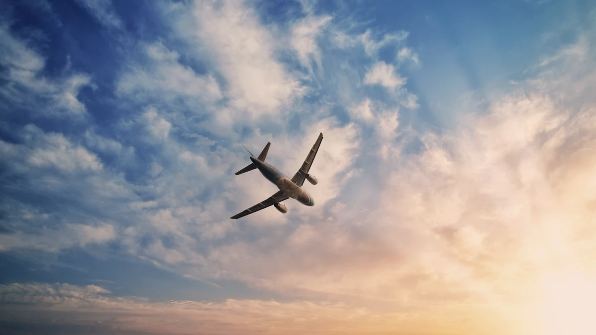 Avião no ar por Shutterstock
