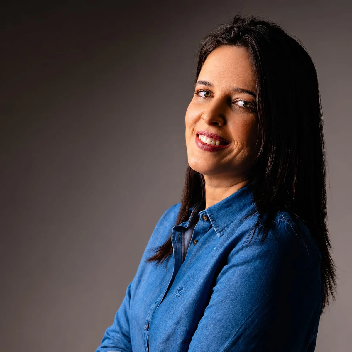 Carmen Rezende destaca que, enquanto gerações anteriores valorizam a comunicação mais direta e imediata, a Geração Z tende a preferir tempo para elaborar respostas