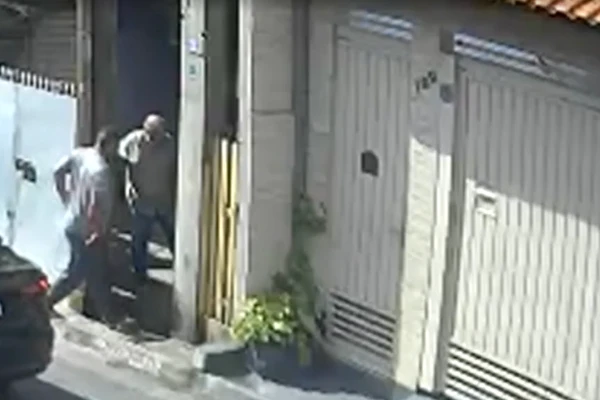 Crime foi flagrado por câmeras de segurança por Reprodução