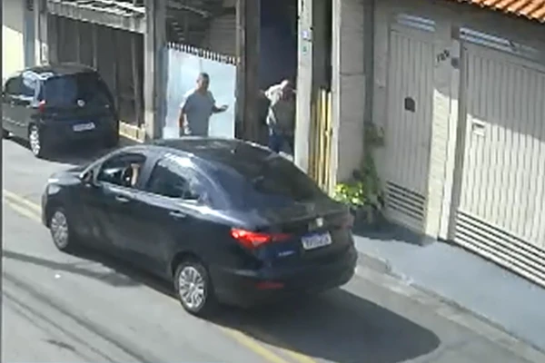 Crime foi flagrado por câmeras de segurança por Reprodução