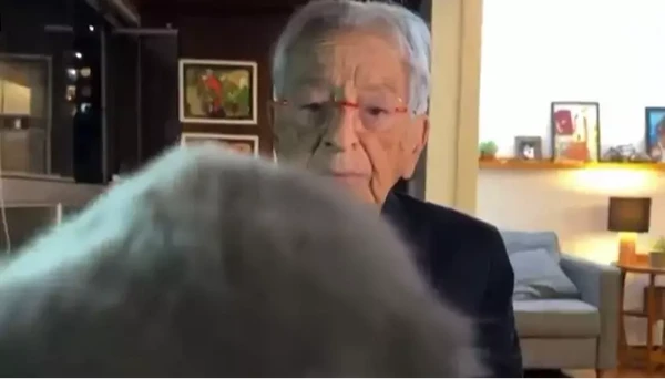 Gata de Fernando Gabeira invade transmissão ao vivo durante análise política na GloboNews  por Reprodução/GloboNews