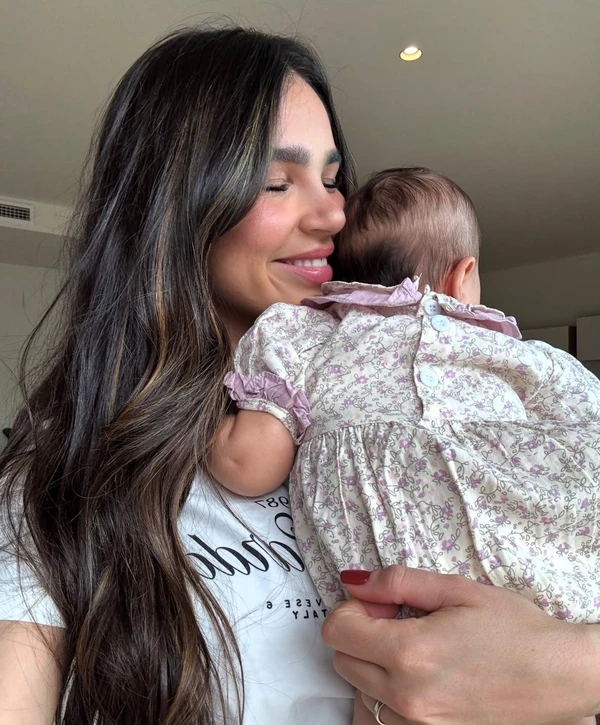 Giovanna Buscacio e filha, Teresa por Reprodução/Instagram
