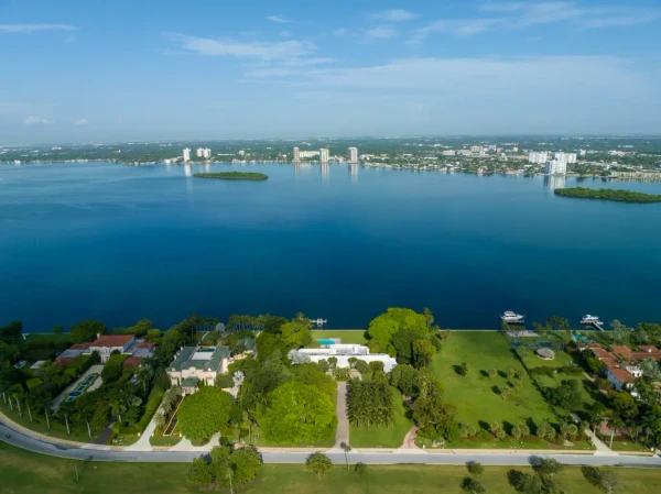 Ilha fica na área de Miami por Reprodução