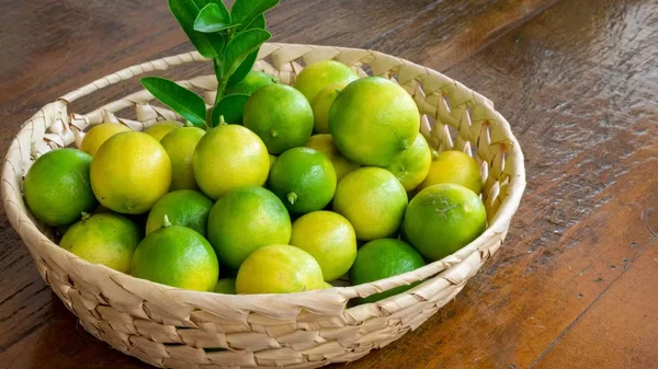 Limão Galego: também é uma lima ácida. Tem polpa suculenta, muito suco, sementes pequenas e sabor ácido/Canva/Creative  Commons por Shutterstock